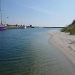 8 Person In Hals-by Traum